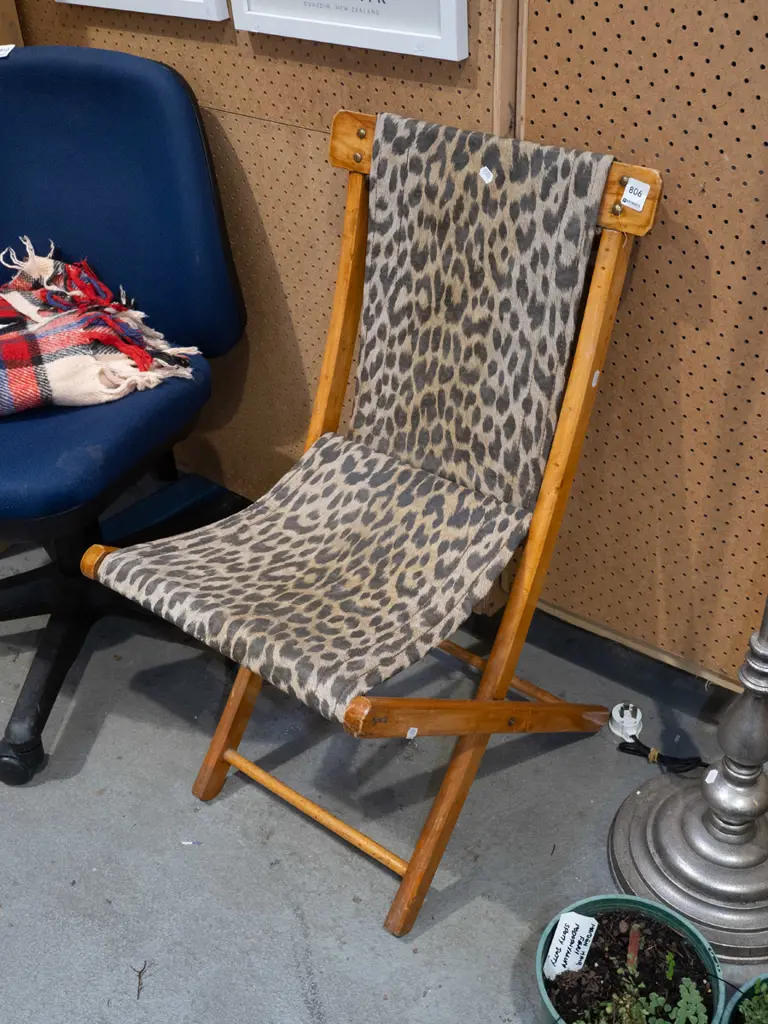faux leopard skin upholstered foldaway chair Image 1++