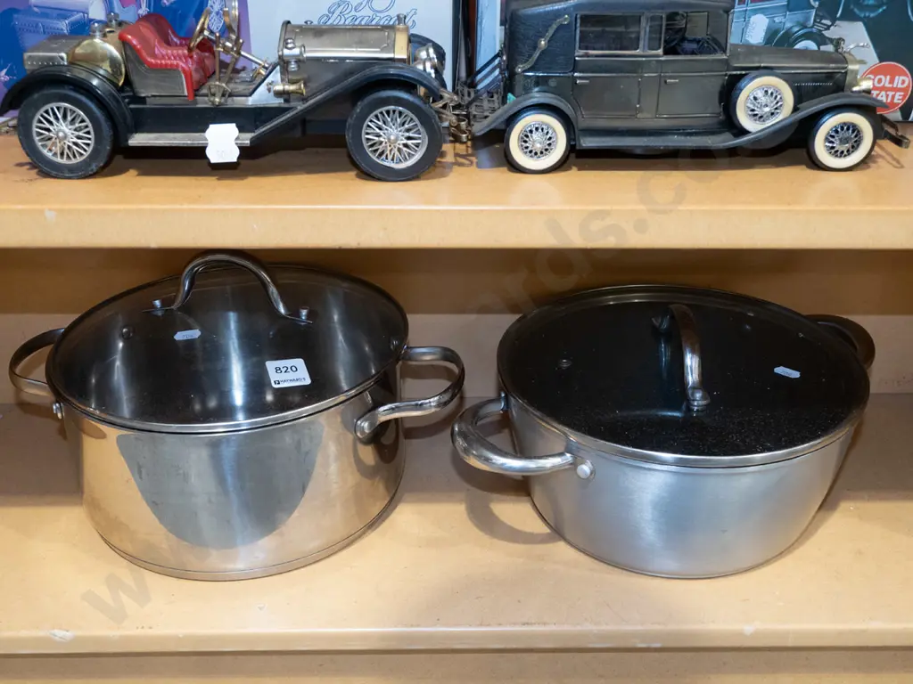 2x lidded pots Image 1++