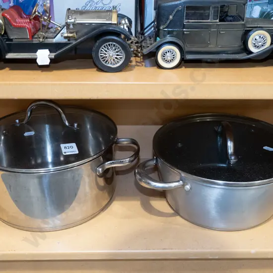 2x lidded pots