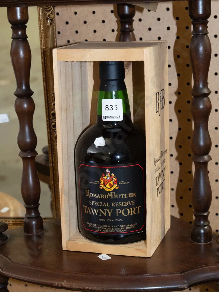 cased 750ml Robard and Butler tawny port Image 1++