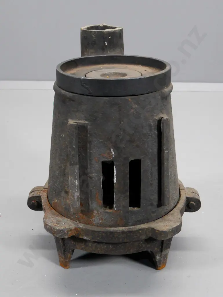 NZR guard's van cast iron pot-belly stove H-460 W-380 D-420 Image 1++