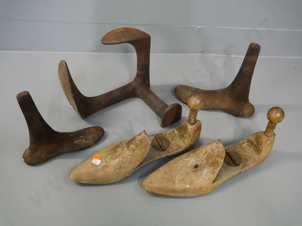 3 cast iron shoe lasts and a pair of hinged wooden shoe trees - corrosion to metal Image 1++