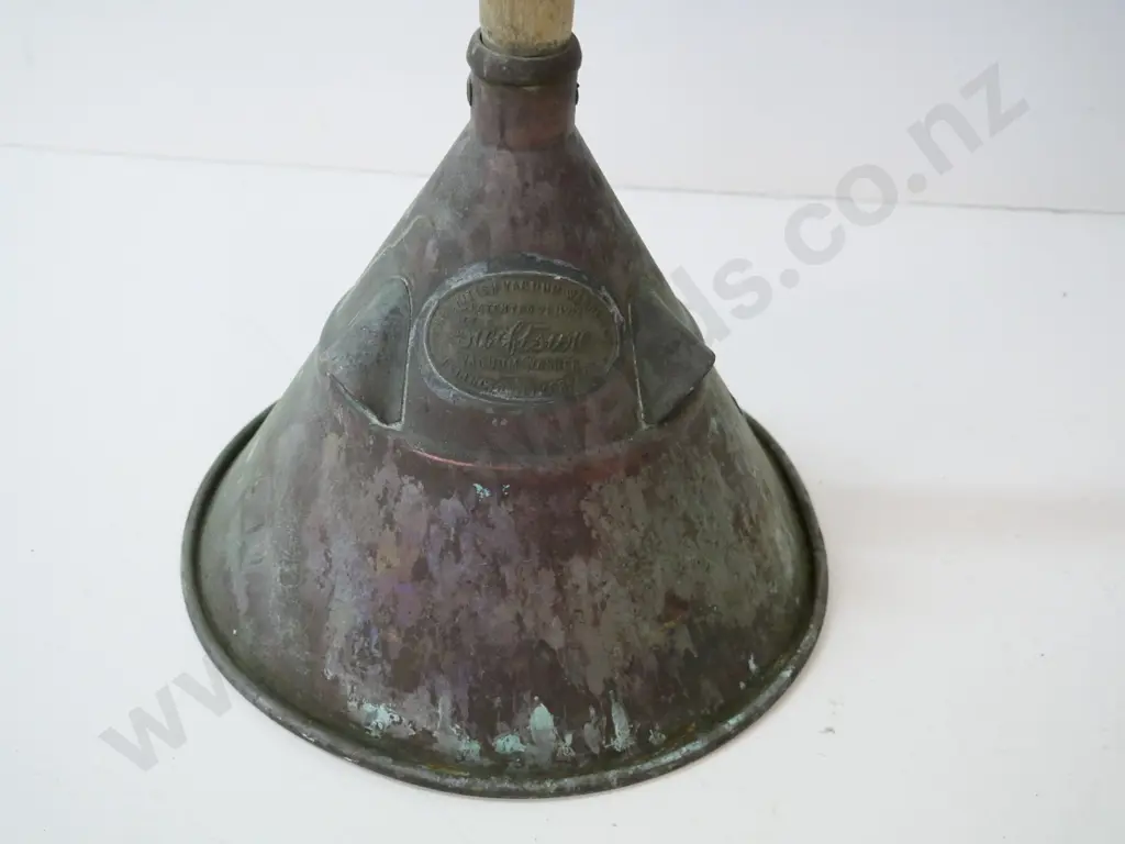 vintage British Vacuum Co. Swiftsure vacuum washer L-940 including wooden handle Image 1++