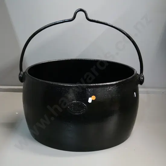 large Holcroft & Sons 8 gallon cast iron oval boiler - no lid. L-460 W-340 H-290 not including handle