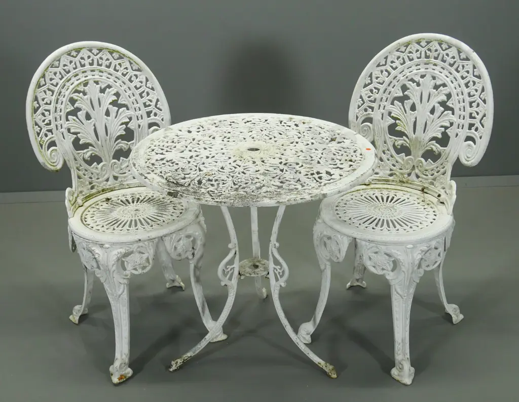 cast aluminium outdoor table and 2 chairs - areas of paint loss H-660 Diameter 650 Image 1++