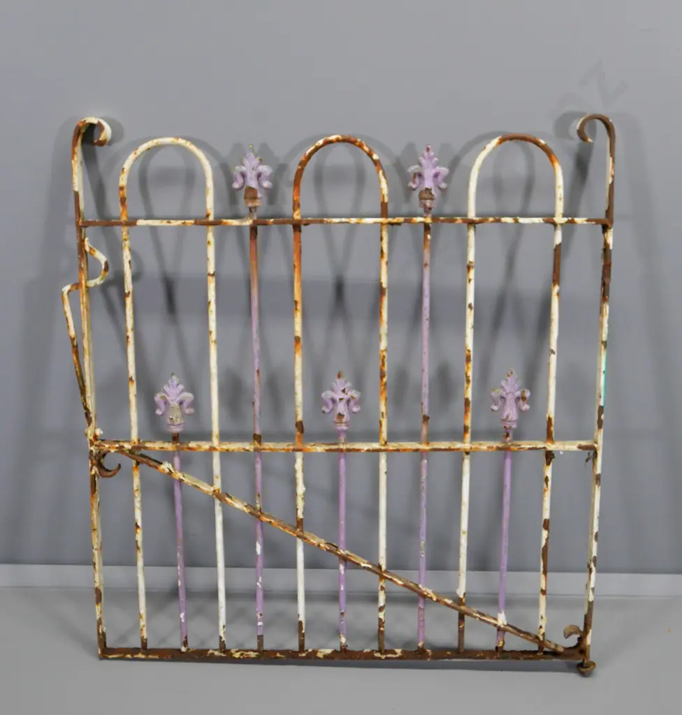 Victorian wrought iron gate with fleurs-de-lis - corrosion and peeling paint H-1140 W-1050 Image 1++