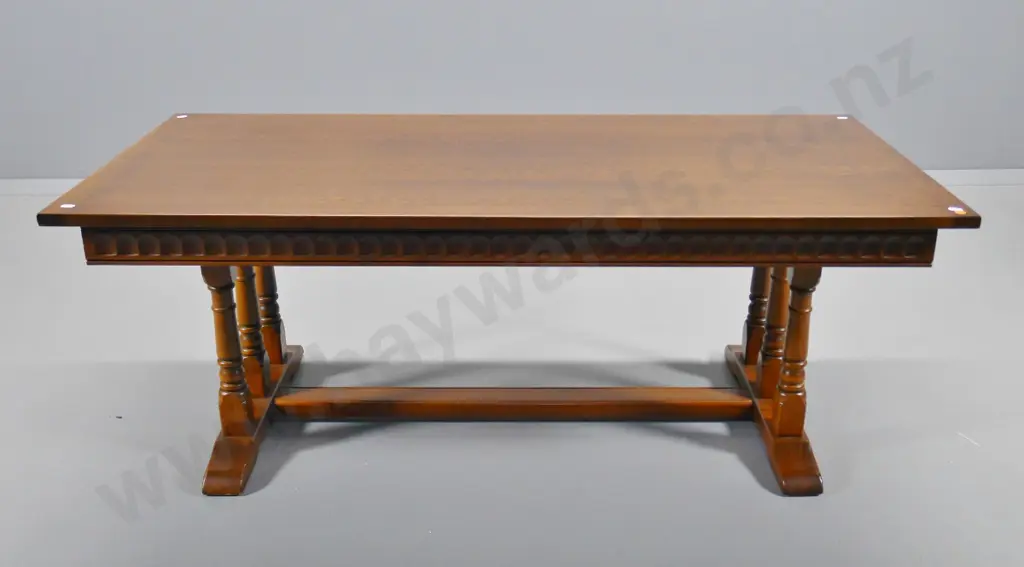 oak Tudor-style coffee table - refectory base w/turned column ends H-480 L-1270 W-590 Image 1++