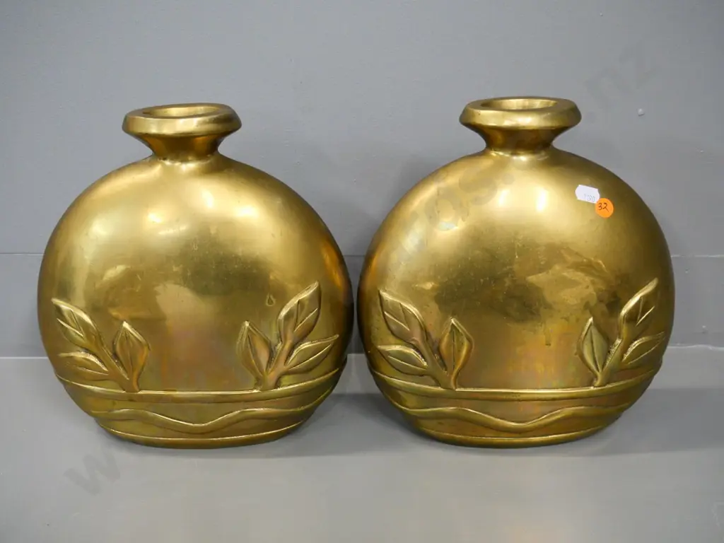 pair of heavy brass vases with raised patterns H-170 W-240 Image 1++