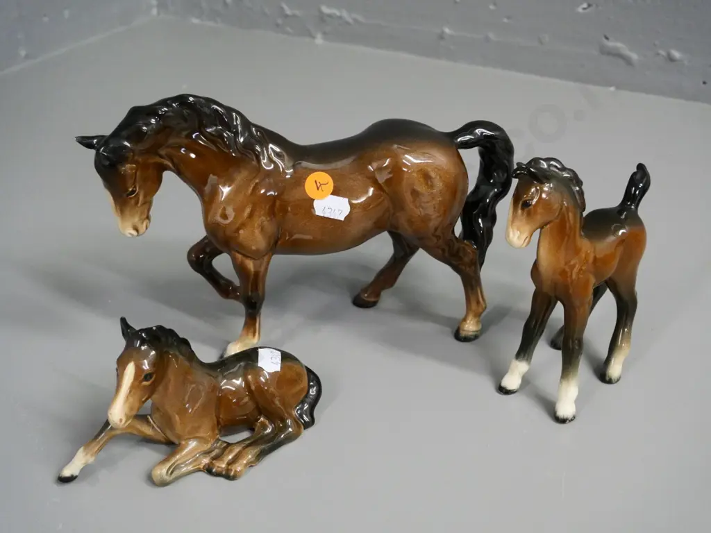 (Beswick) mare and 2 foals, one foal marked 915, mare is H-160 L-240 (1 foal has repair to leg) Image 1++