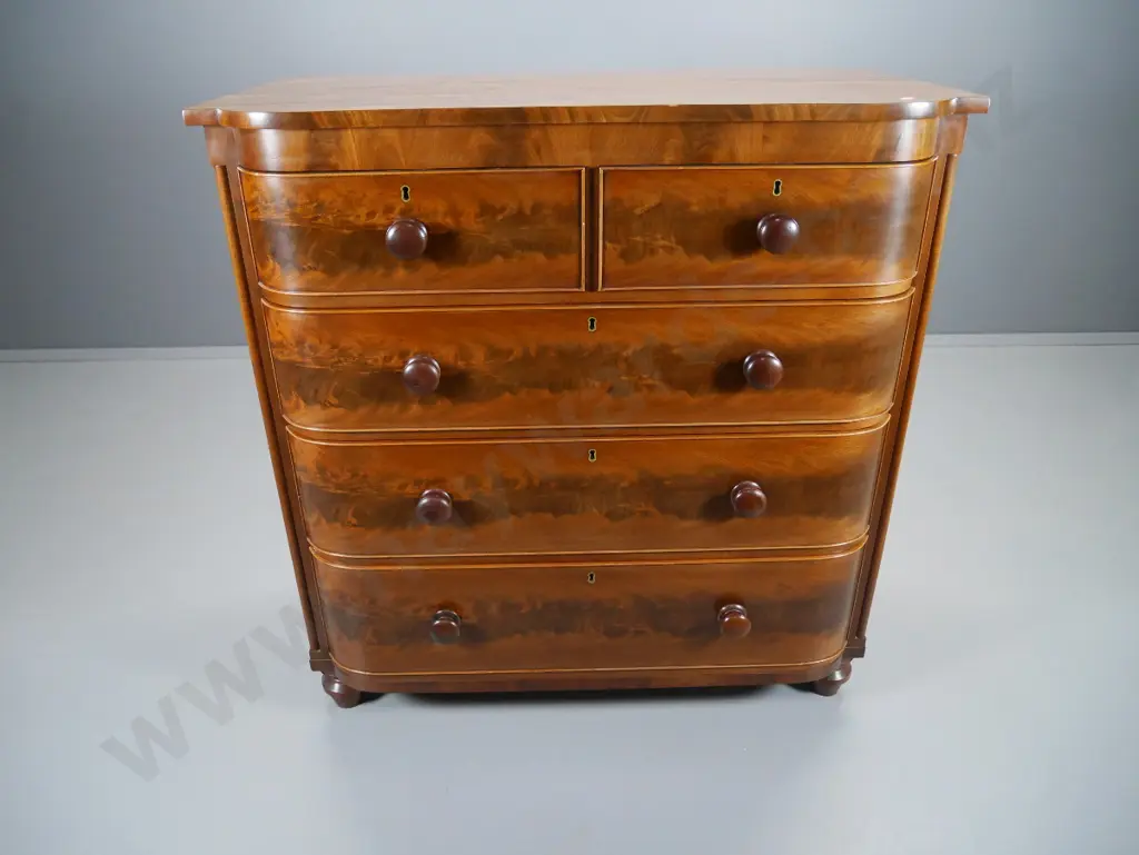 vintage mahogany bow-front 5-drawer chest w/ flame mahogany drawer fronts, brass escutcheons H-1170 W-1130 D-570 Image 1++
