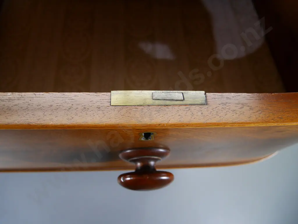 vintage mahogany bow-front 5-drawer chest w/ flame mahogany drawer fronts, brass escutcheons H-1170 W-1130 D-570 Image 1++