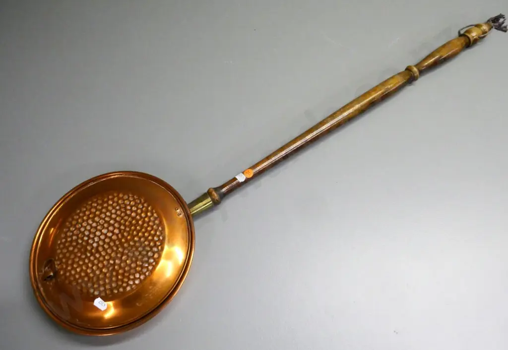 copper bed warmer - handle loose due to missing rivet, dent to pan L850 Image 1++