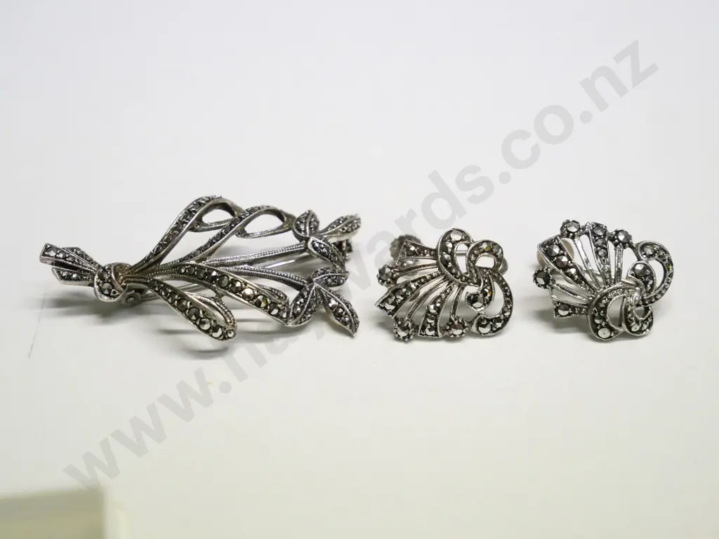 marcasite brooch & pair of clip on earrings Image 1++