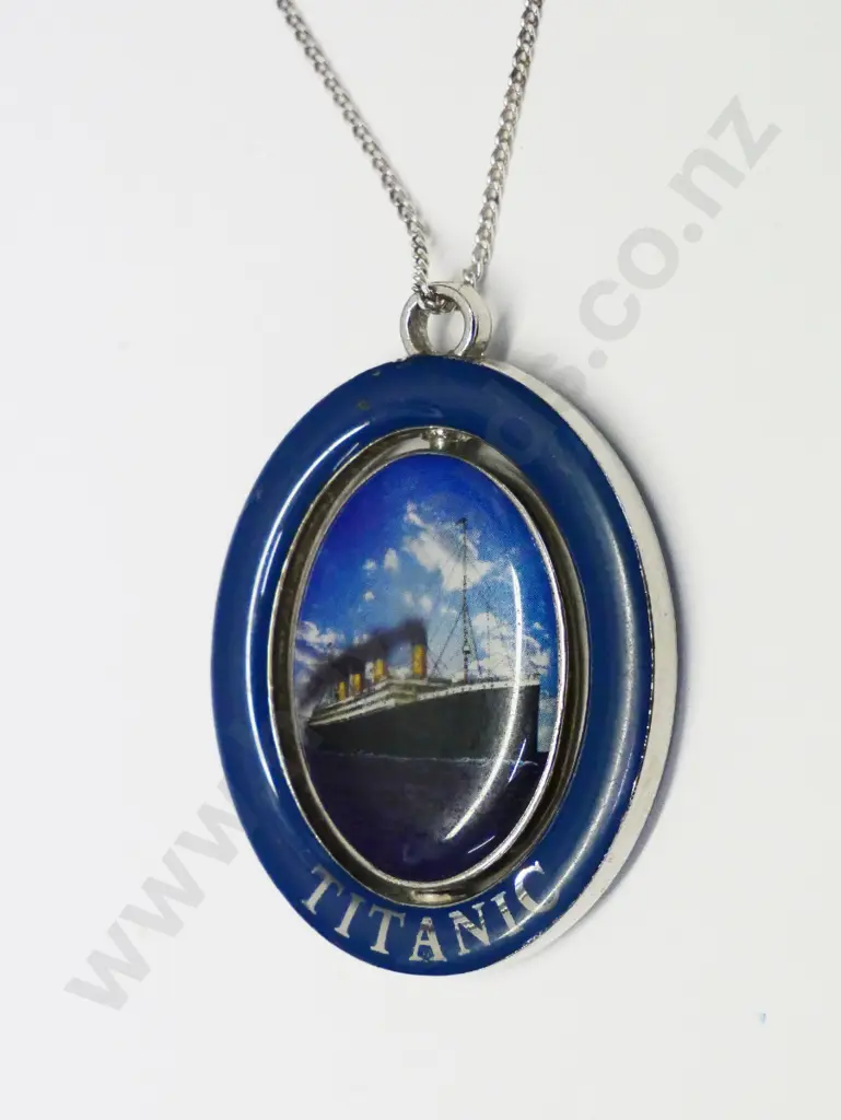 double side pendant with picture of the Titanic Image 1++