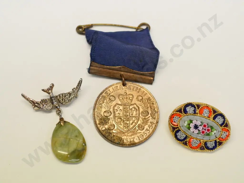 Queen Elizabeth 11 royal visit 1952-53 medal & 2 costume brooches Image 1++