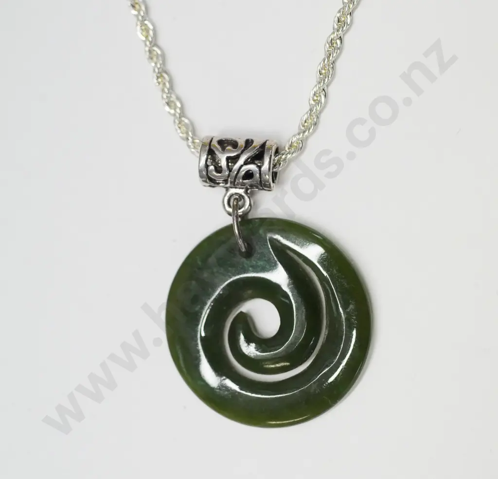 green stone pendant silver chain stamped 925 Image 1++
