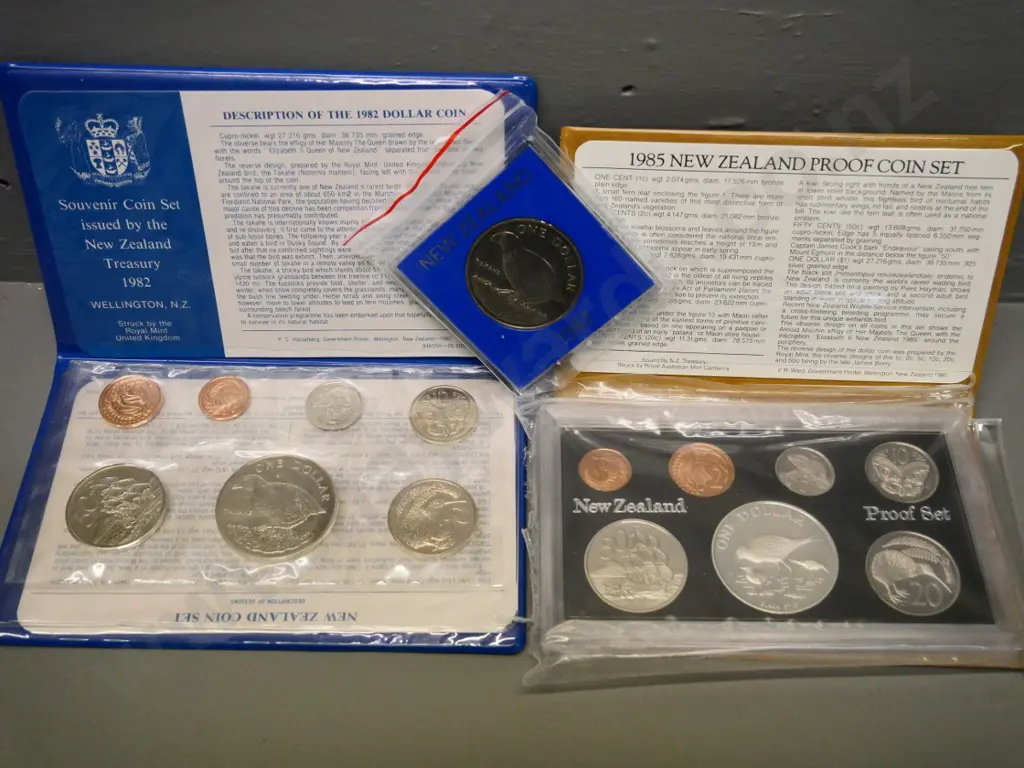 2 New Zealand coin sets -  1982 souvenir set and 1985 proof set - and a cased 1982 dollar Image 1++