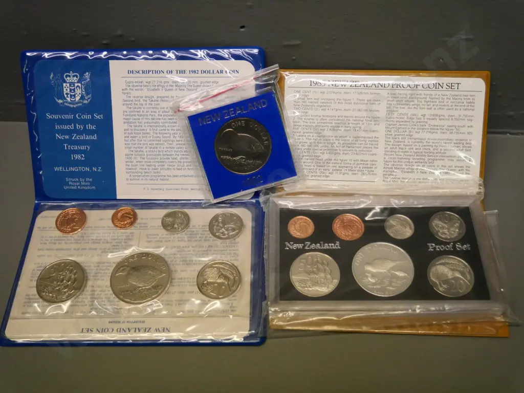 2 New Zealand coin sets -  1982 souvenir set and 1985 proof set - and a cased 1982 dollar Image 1++