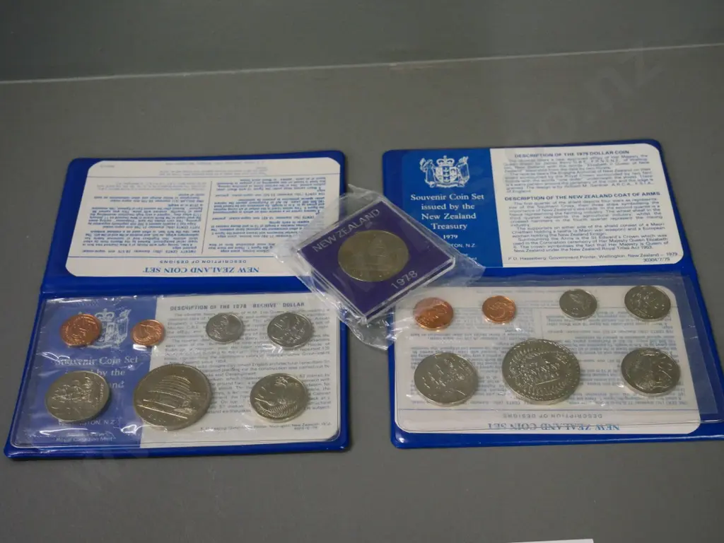 New Zealand collector coins: 1978 and 1979 souvenir sets and a 1978 cased dollar Image 1++