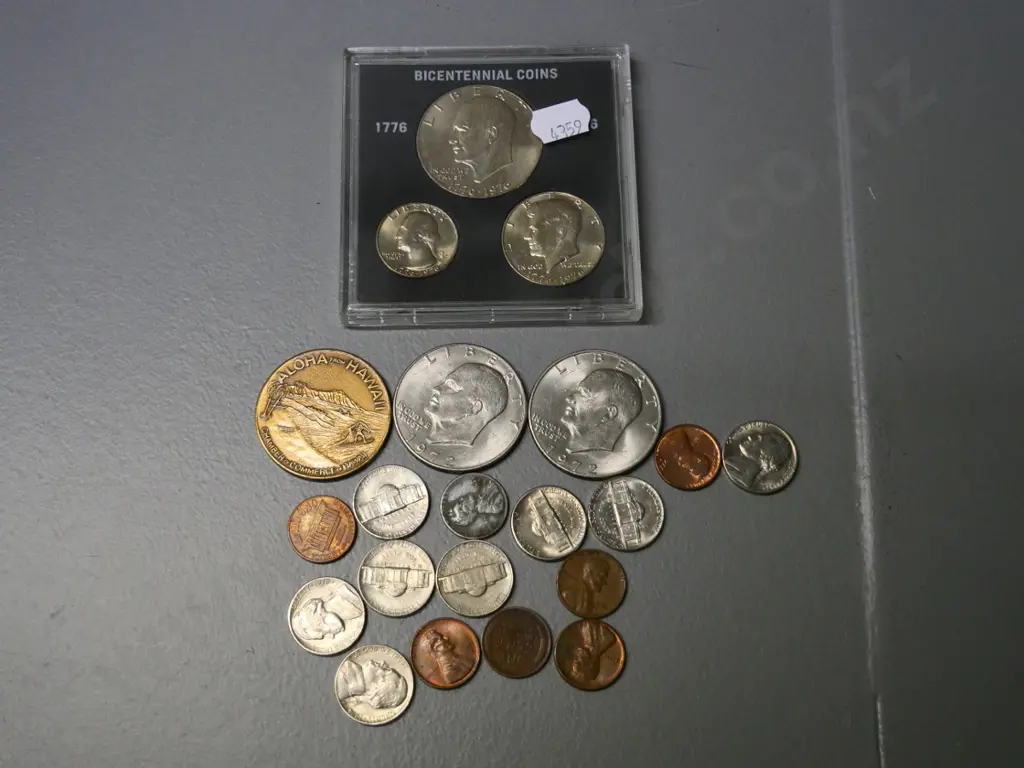 United States of America coins - cased 1976 bicentennial set of 3, two 1972 dollars, Hawaii dollar and assorted Image 1++