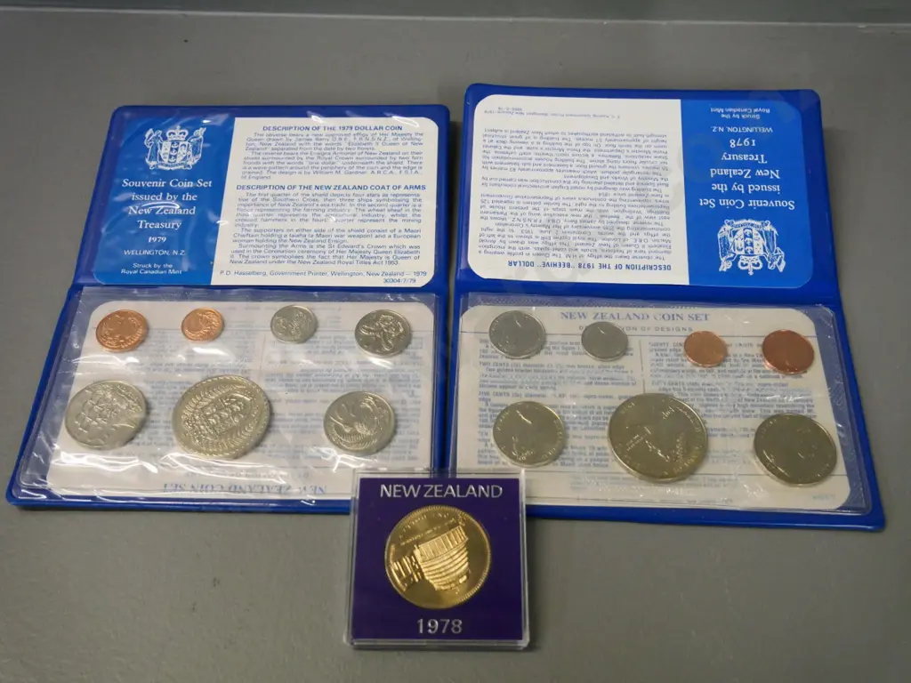 New Zealand collector coins: 1978 and 1979 souvenir sets and a 1978 cased dollar Image 1++
