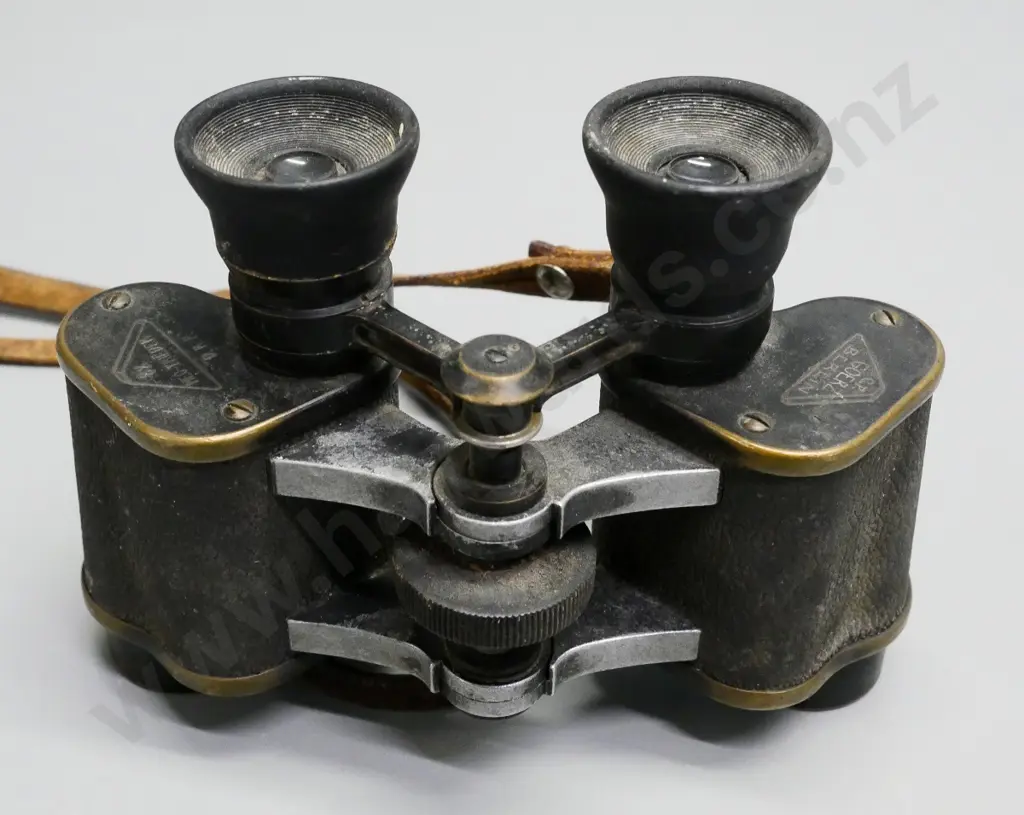 vintage Goerz Berlin 8x Neo-Trieder compact field binoculars with leather strap - general wear Image 1++