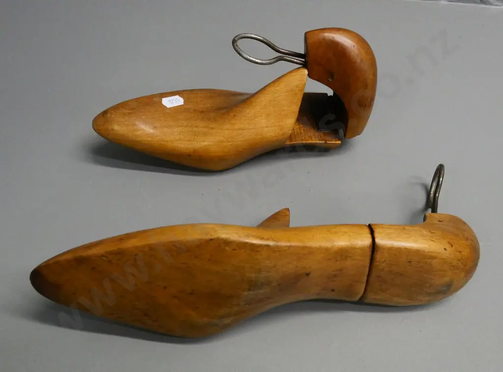 pair of vintage hinged shoe trees L-270 Image 1++