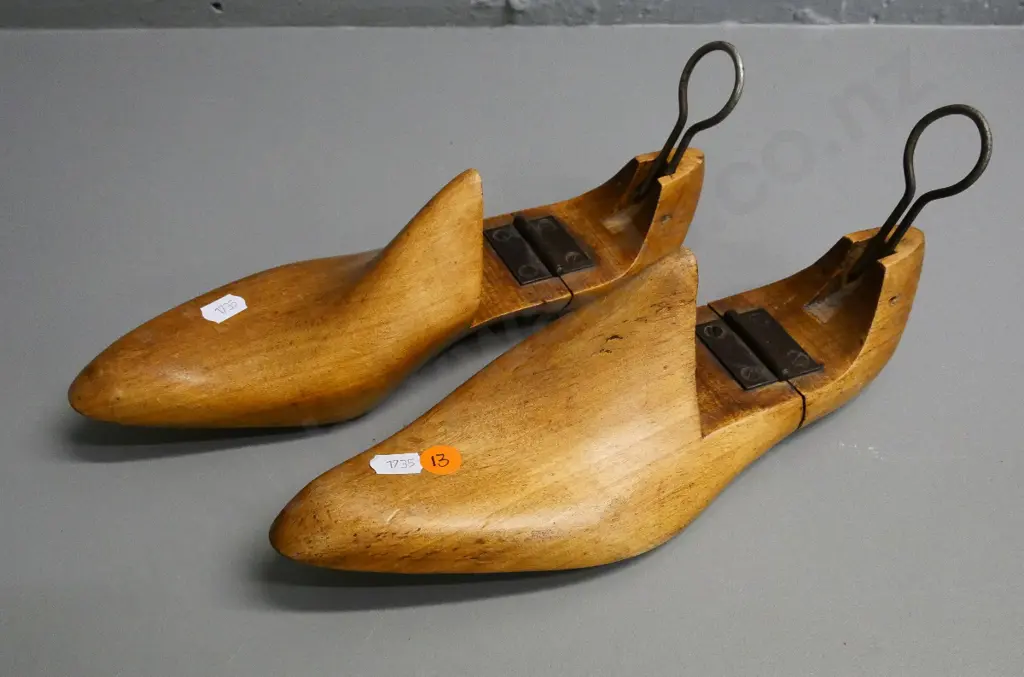 pair of vintage hinged shoe trees L-270 Image 1++