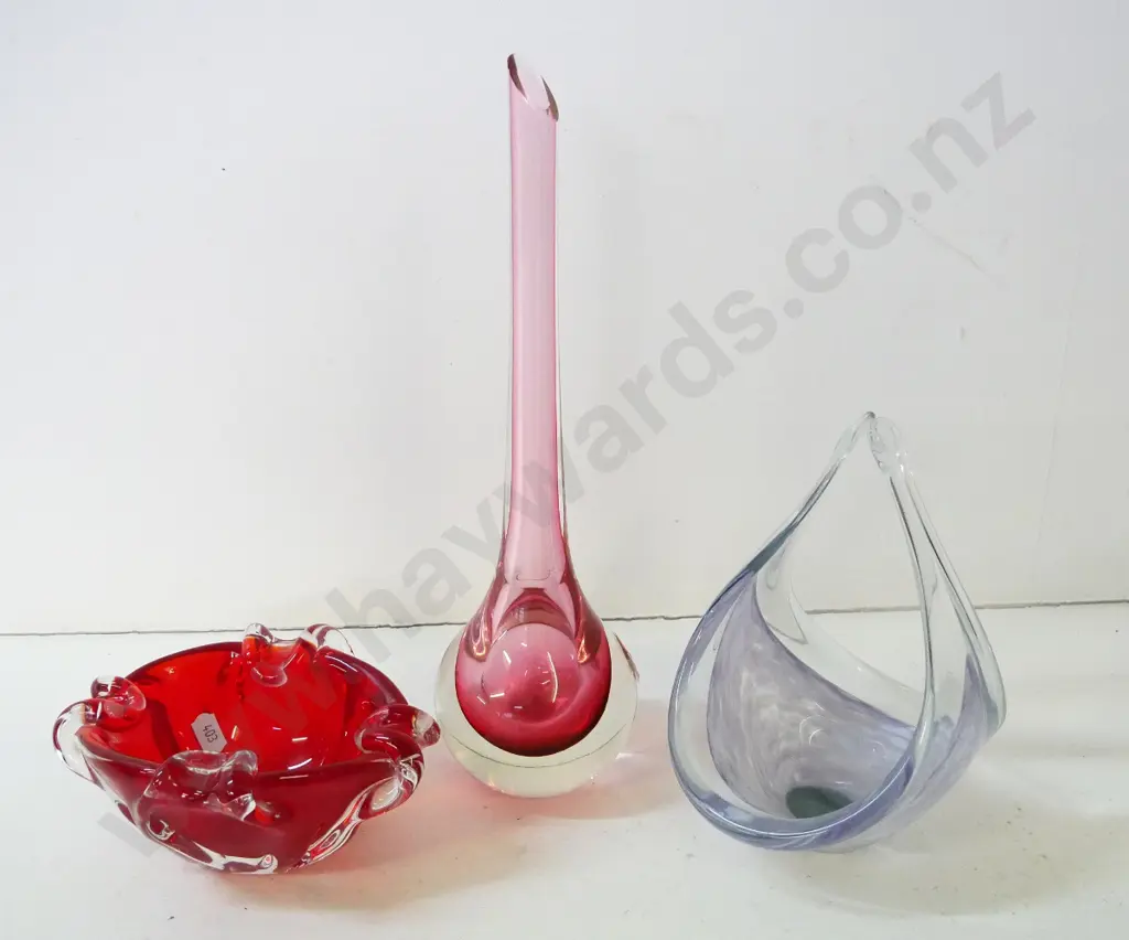 3 pieces of art glass - ash-tray/bowl, basket bowl and vase with tiny chip to top rim H-310 Image 1++