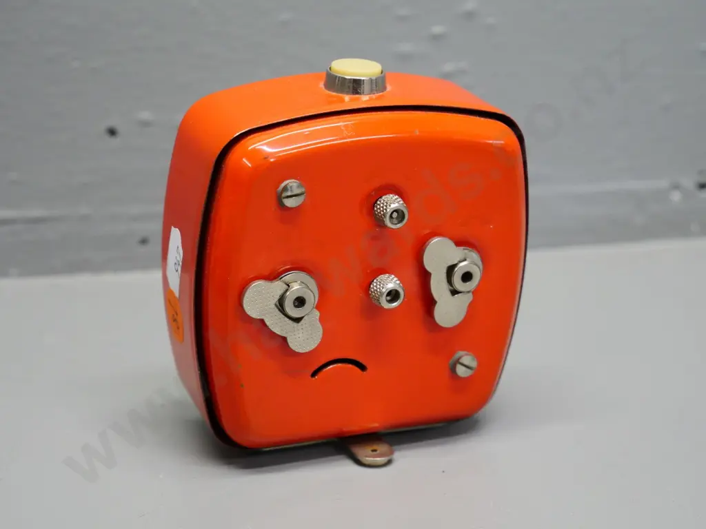 retro Peter orange metal-cased wind-up alarm clock H-100 W-85 Image 1++