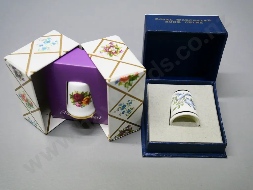 2 boxed English bone china thimbles - Royal Albert Old Country Roses and a Royal Worcester bird Image 1++
