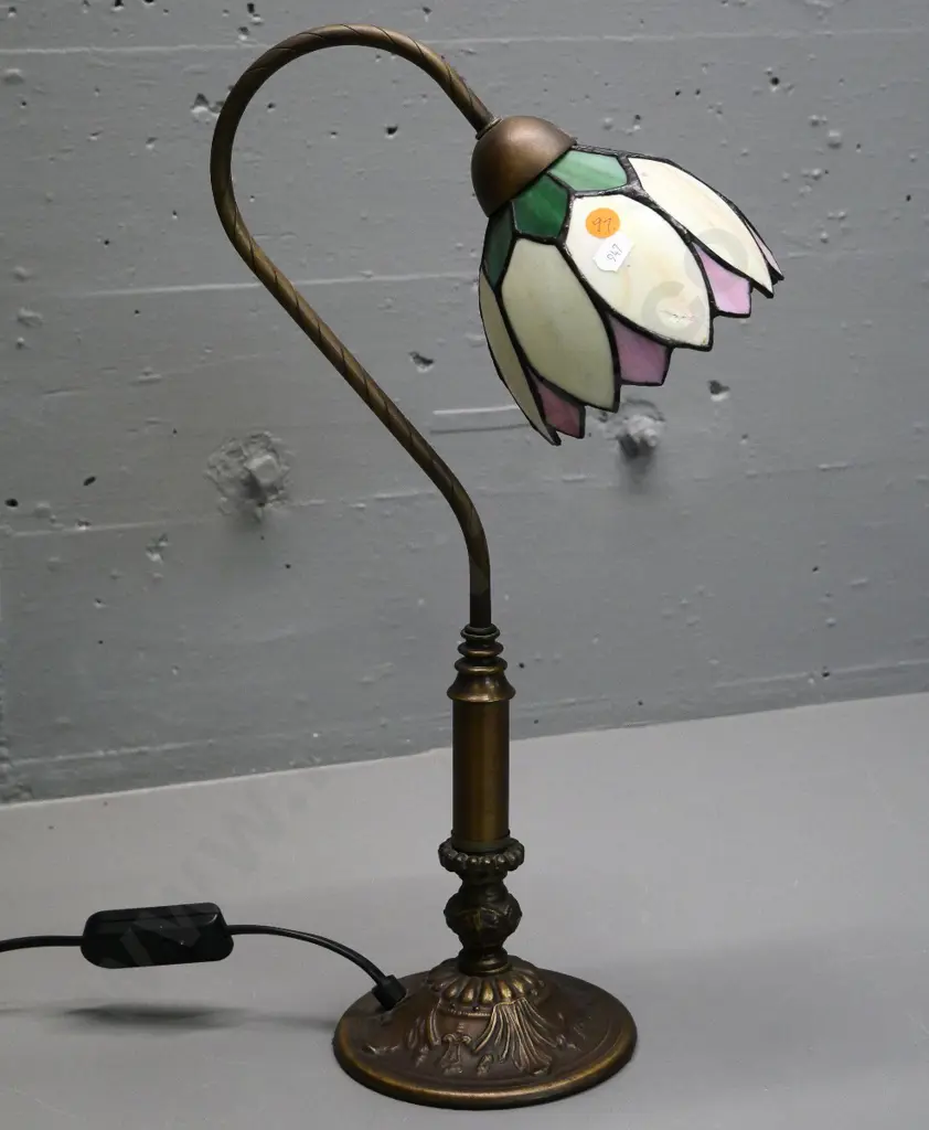 reproduction Tiffany style metal-based table lamp with tulip shade H-465 Image 1++