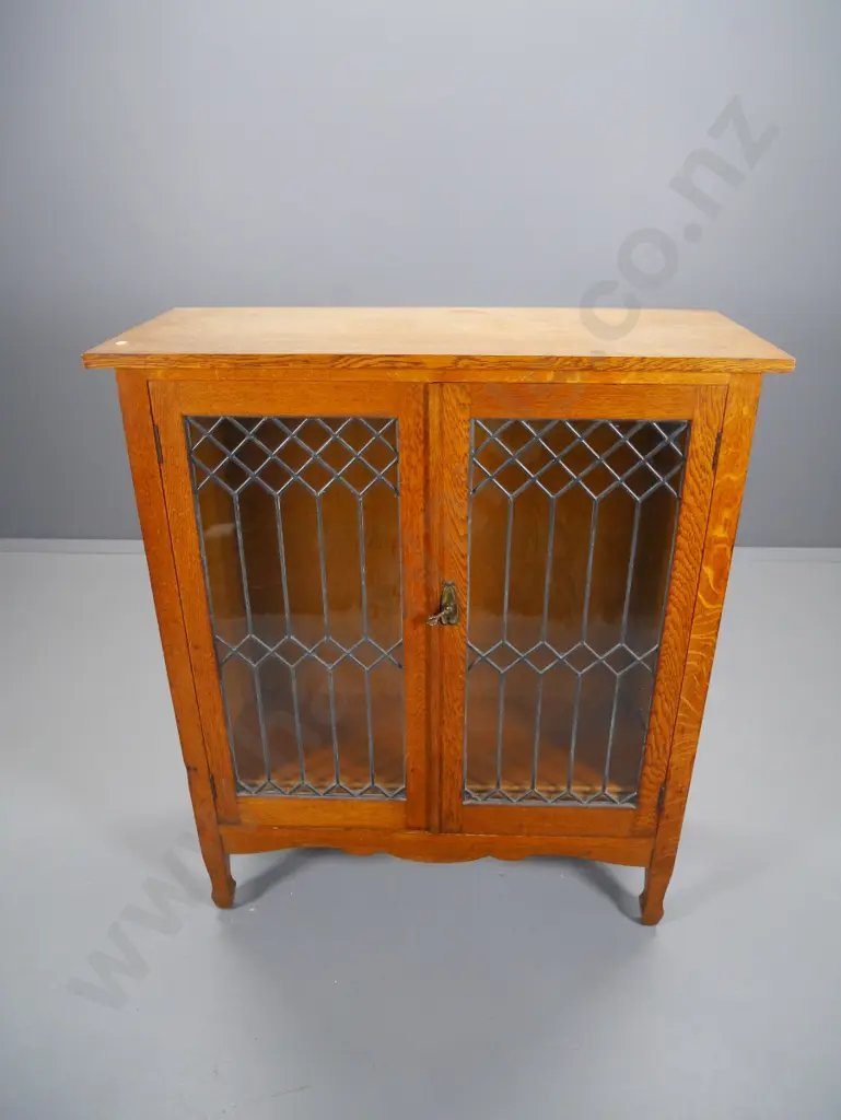 deco oak china cabinet with 2 leadlight doors, 3 adjustable shelves, some splitting to top H1070 W920 D370 Image 1++