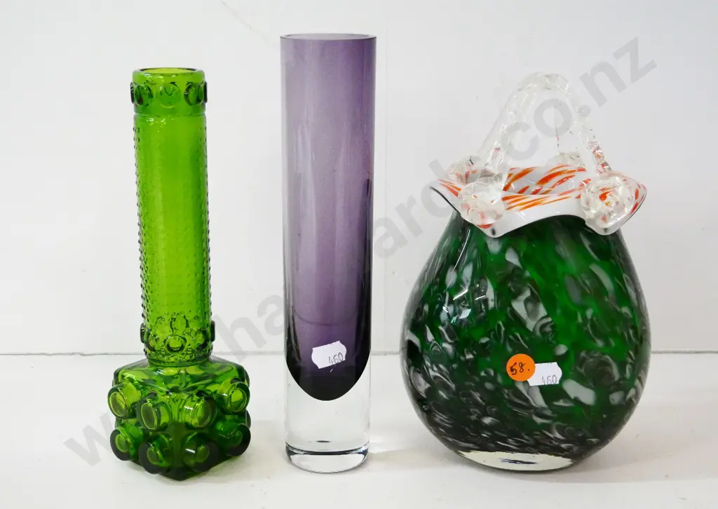 3 pieces of art glass - ornamental hand bag and 2 vases Image 1++