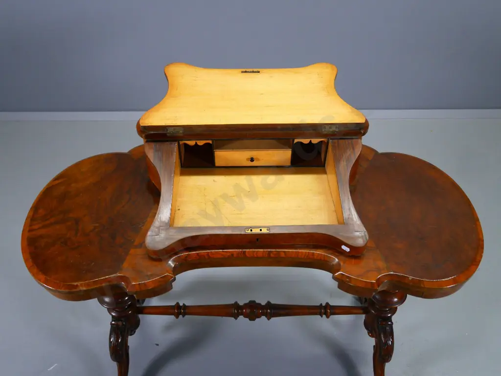 Victorian walnut slope-top writing desk with marquetry on lid, porcelain casters, damage to leather H810 W1020 D480 Image 1++