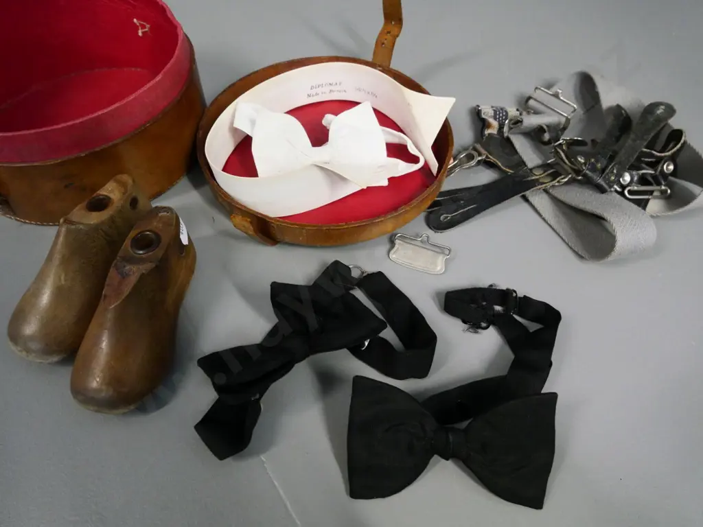 Hill's hats Wellington peaked cap, wooden child's shoe forms, vintage leather collar box & contents - some wear and tear Image 1++