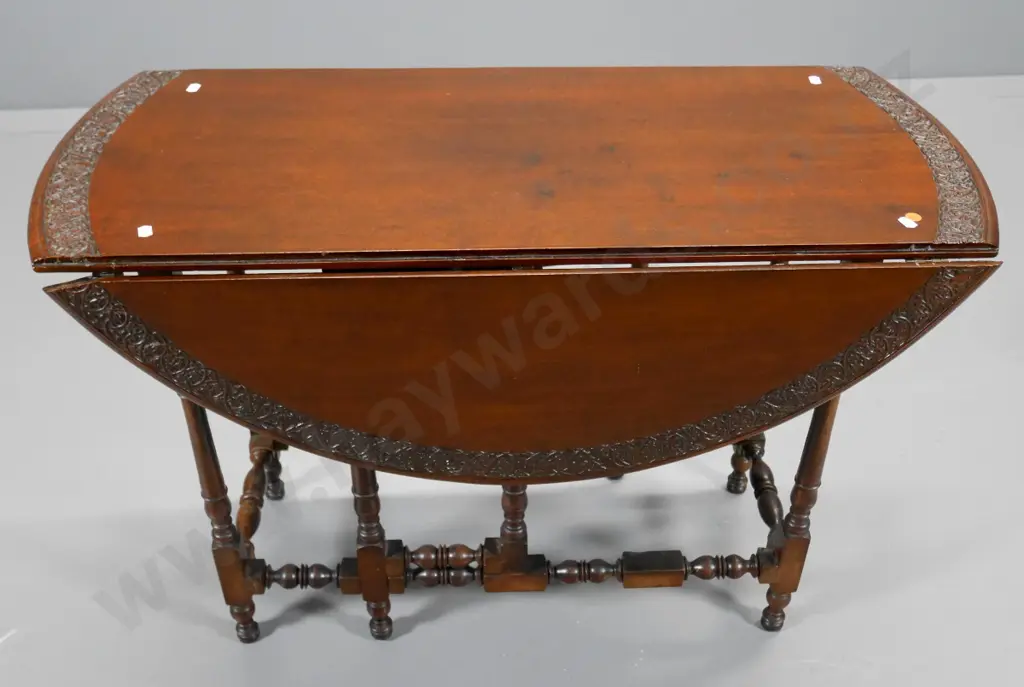 mahogany gate-leg table with carved edge, turned column base, chip to top H-610 slightly oval 900 x 890 Image 1++
