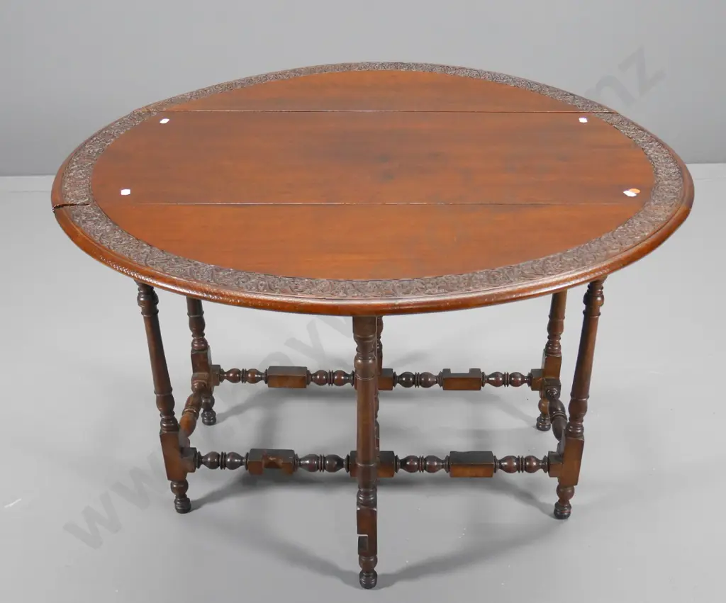 mahogany gate-leg table with carved edge, turned column base, chip to top H-610 slightly oval 900 x 890 Image 1++