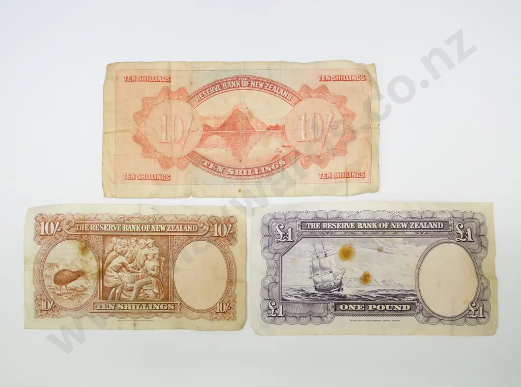 2 NZ ten shilling notes & NZ one pound note Image 1++