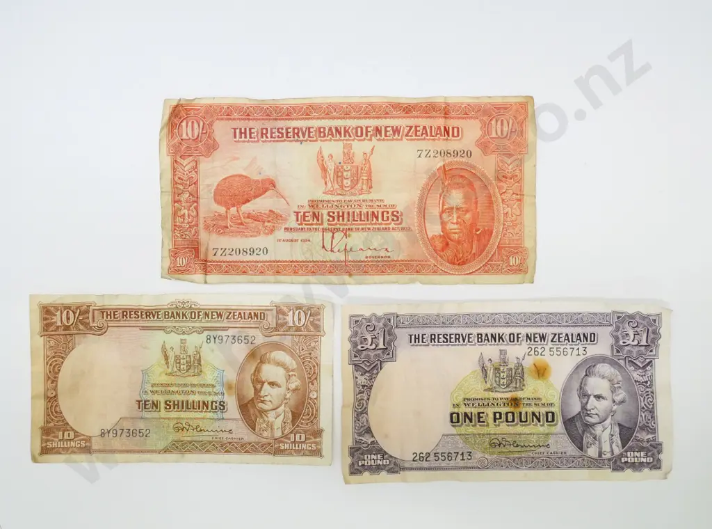 2 NZ ten shilling notes & NZ one pound note Image 1++