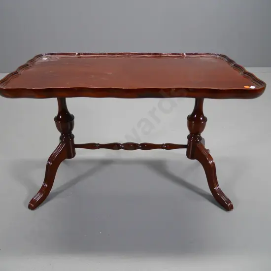 reproduction mahogany coffee table with pie-crust edge, turned stretcher base H-440 WL-740 W-420