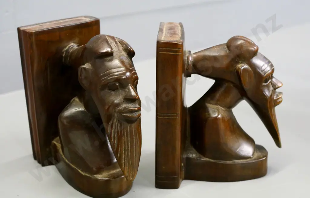 pair of hand-carved hardwood book-ends - African tribal style heads H-170 W-100 D-150 Image 1++