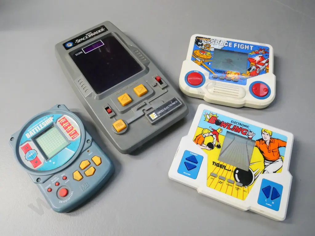 4 retro hand-held video games - Battleship, Space Invader, Bowling and Space Flight - untested, no returns Image 1++