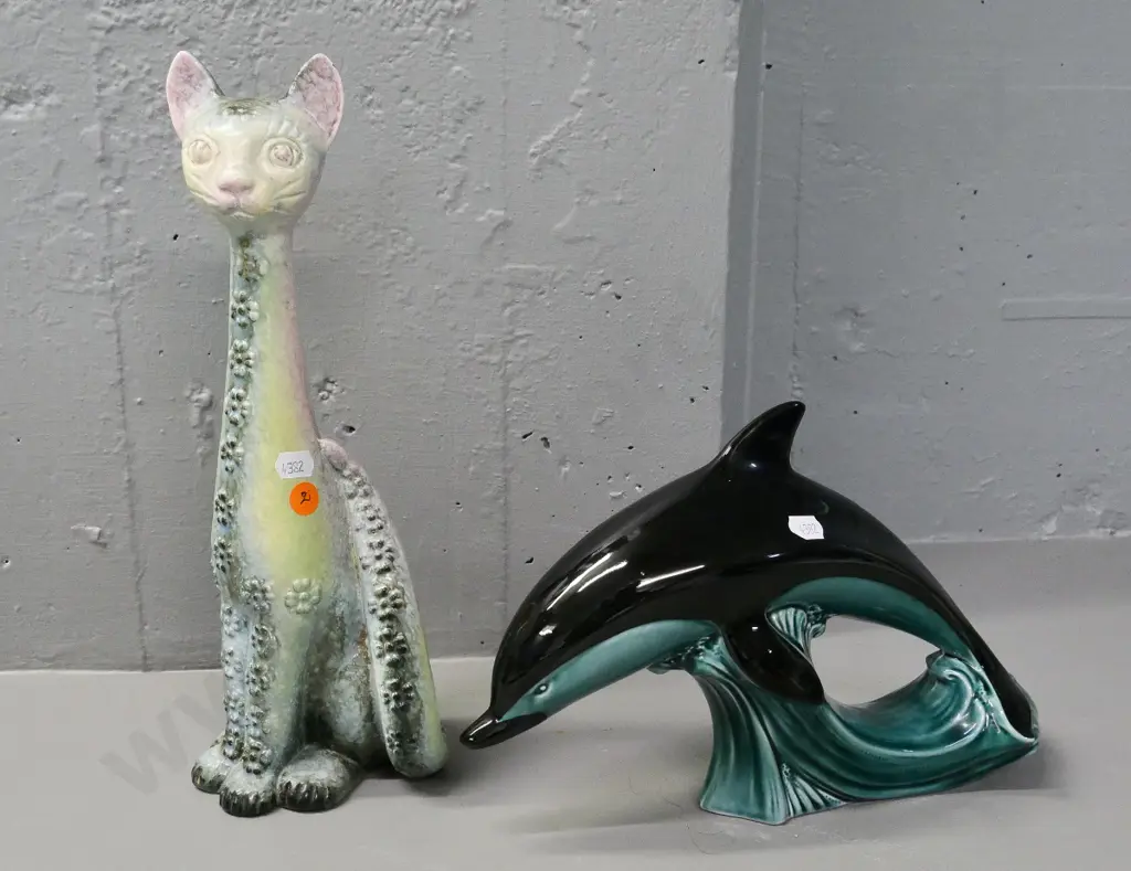 2 retro animal figures - Poole dolphin and a Sylvac cat with a small chip to one ear H-330 Image 1++