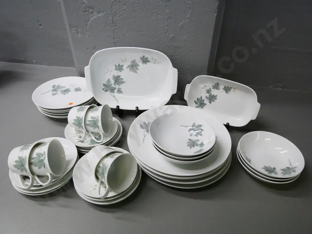 Noritake 'Wild Ivy' pattern 6-place dinner set - chip to rim of one cup Image 1++