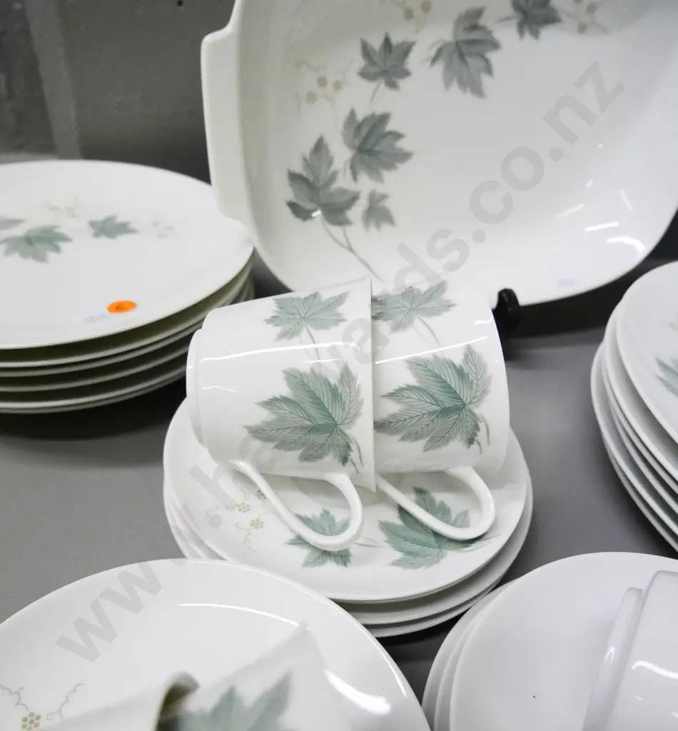Noritake 'Wild Ivy' pattern 6-place dinner set - chip to rim of one cup Image 1++