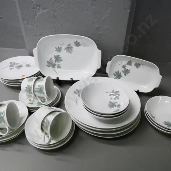 Noritake 'Wild Ivy' pattern 6-place dinner set - chip to rim of one cup