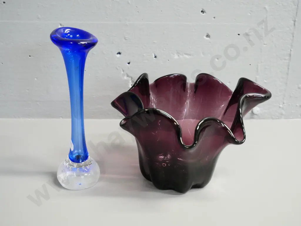 2 pieces of art glass - blue jack-in-the-pulpit vase H-200 and red bowl Diameter 210 Image 1++