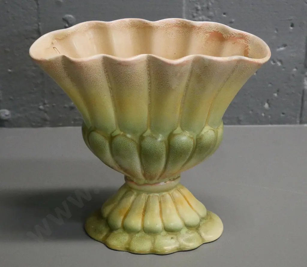 peach & green mottle glaze fan-shaped vase, mark is blurred, likely Shorter & Sons. H-200 W-200 Image 1++