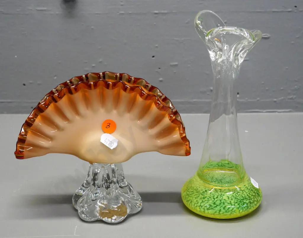 2 pieces of coloured art glass - green bubble base vase H-210 and a fan-shaped napkin holder Image 1++